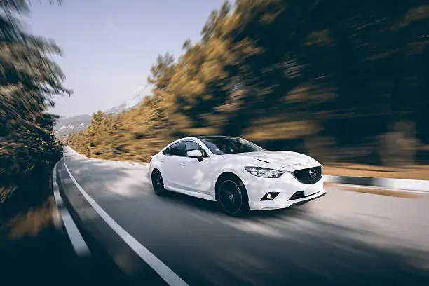 Otomobille çarpışan elektrikli bisiklet ikiye bölündü: 1 yaralı