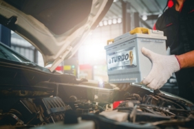 Close-up,Of,A,Car,Mechanic,In,A,Service,Center,Picking