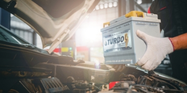 Close-up,Of,A,Car,Mechanic,In,A,Service,Center,Picking