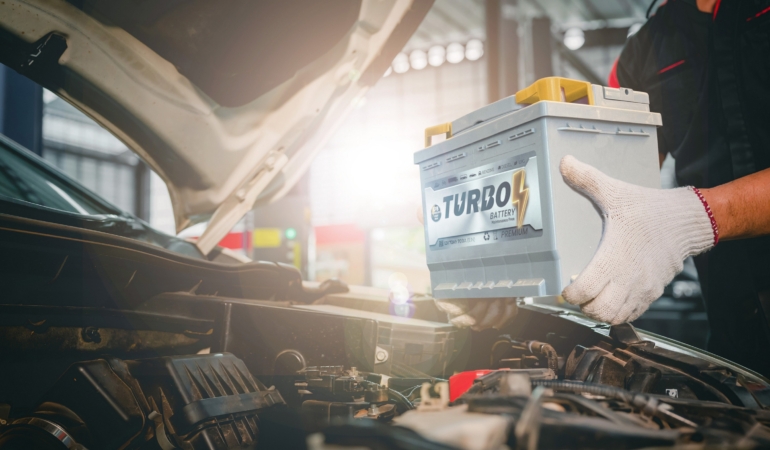 Close-up,Of,A,Car,Mechanic,In,A,Service,Center,Picking