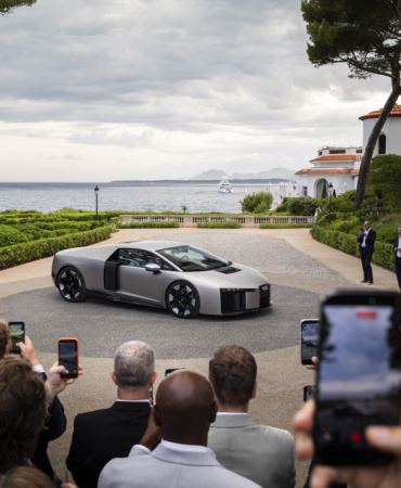 Audi presents its first supercar with a high-performance hybrid