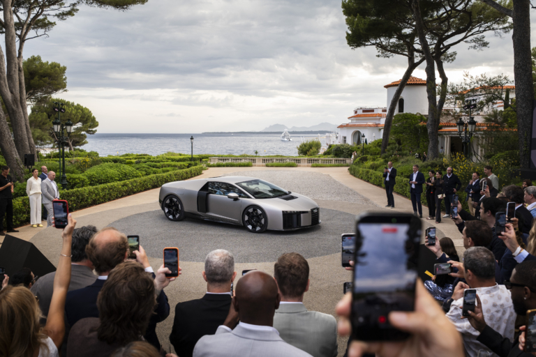Audi presents its first supercar with a high-performance hybrid