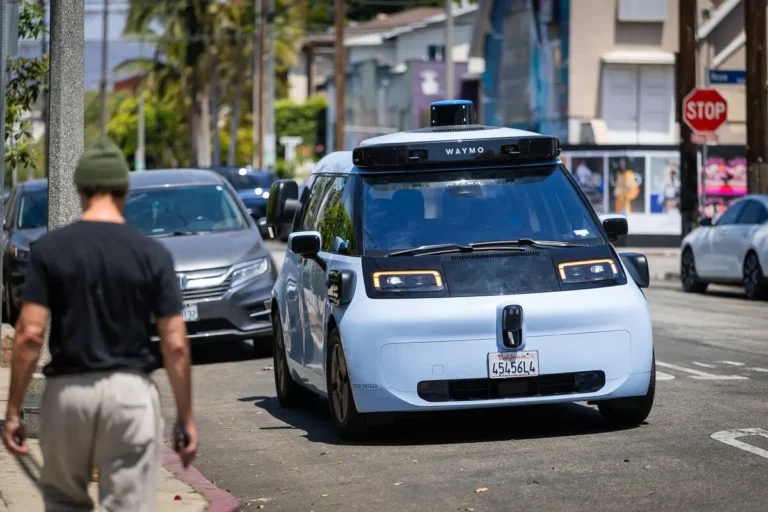 21998992_web1_BIZ-AUTO-WAYMO-EXPANSION-CALIF-FILEPIC-LA