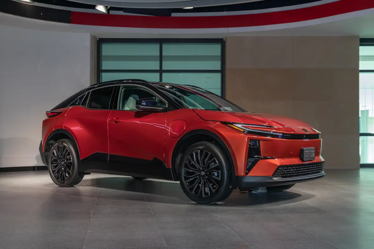 toyota-c-hr-bev-2026-02-exterior-front-angle
