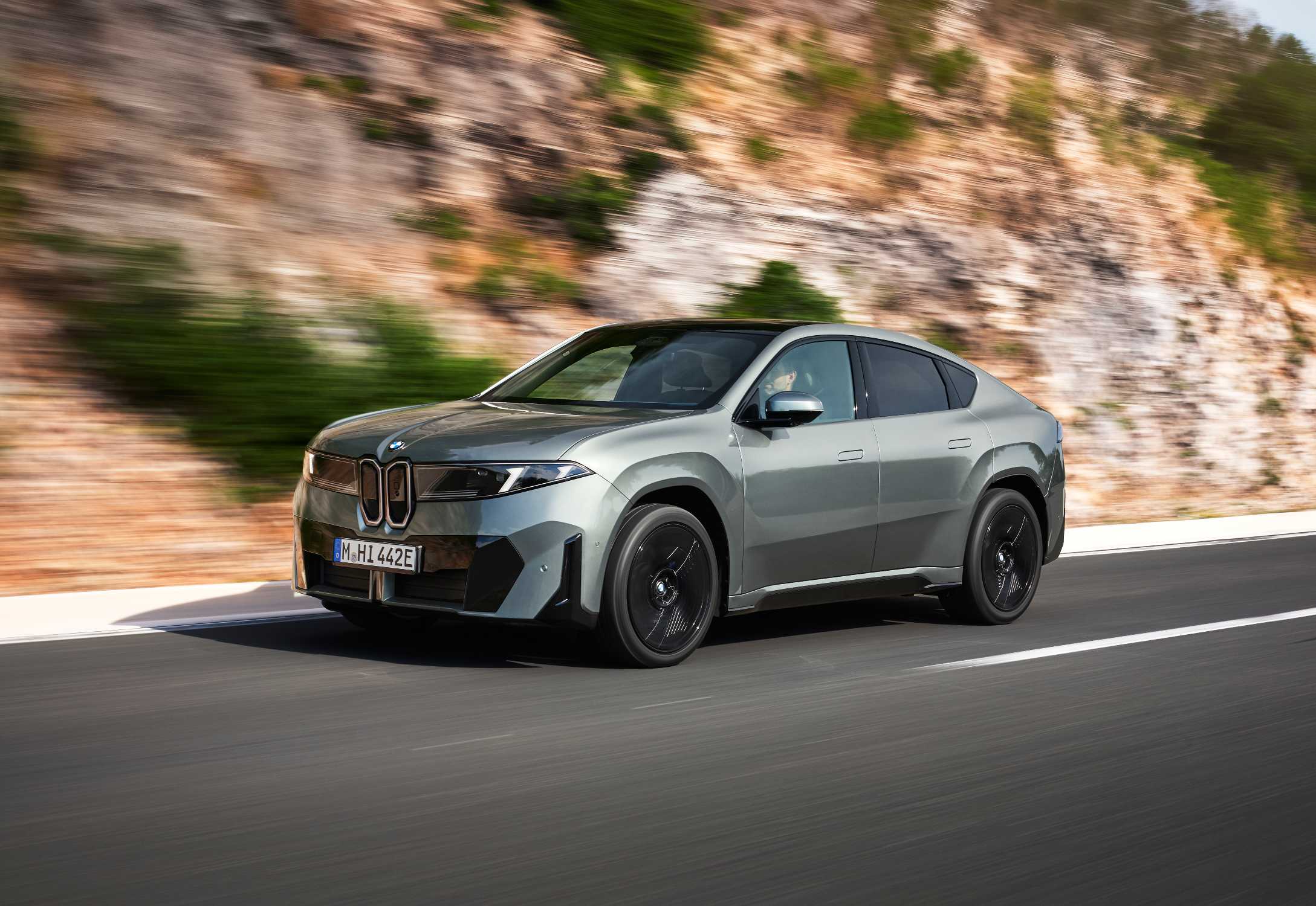 P90655742-bmw-ix4-50-xdrive-driving-shots-10-26-2177px